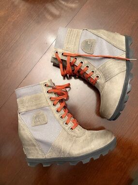 Sorel Lexie Taupe Wedge Ankle Boots 9.5